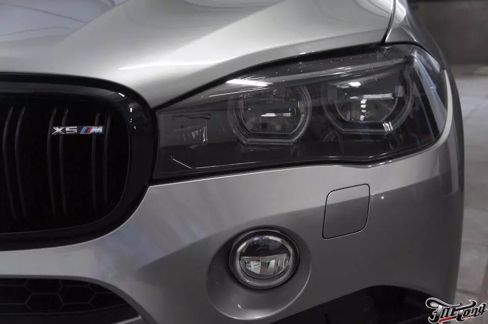 BMW X5M (F85). Окрас масок фар в черный глянец.