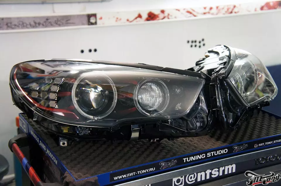 BMW GT5. Окрас масок фар в черный и красный глянец.
