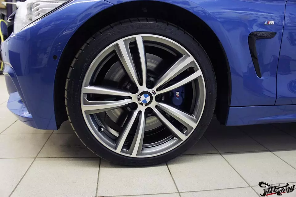 BMW 435i. Установка синих ремней безопасности. Алмазная проточка и порошковый окрас дисков.