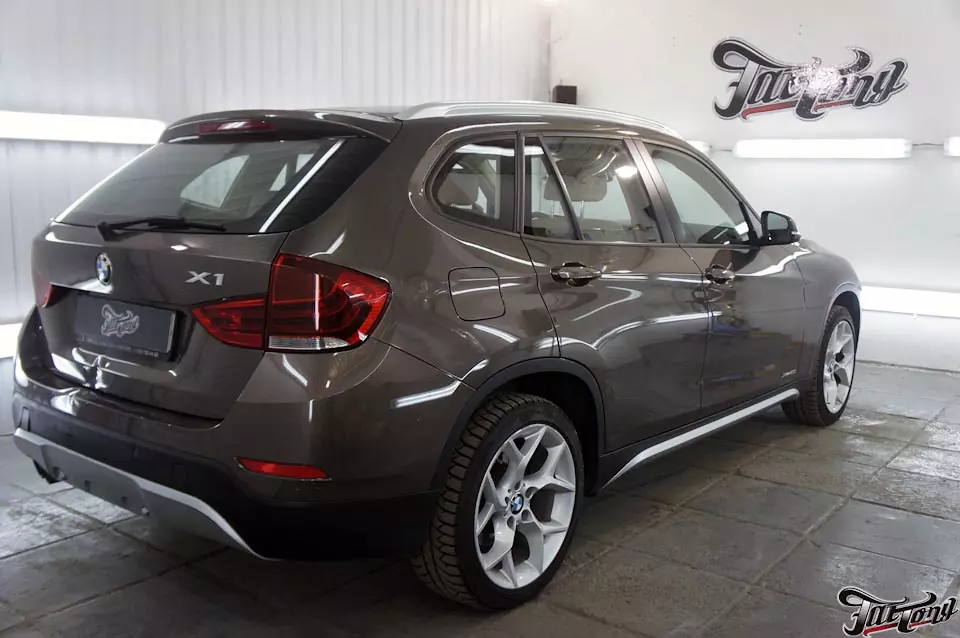 BMW X1. Химчистка бежевого кожаного салона.