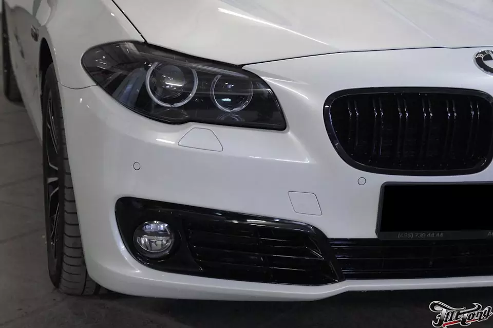 BMW 525d. Окрас масок фар в черный глянец и антихром кузова.