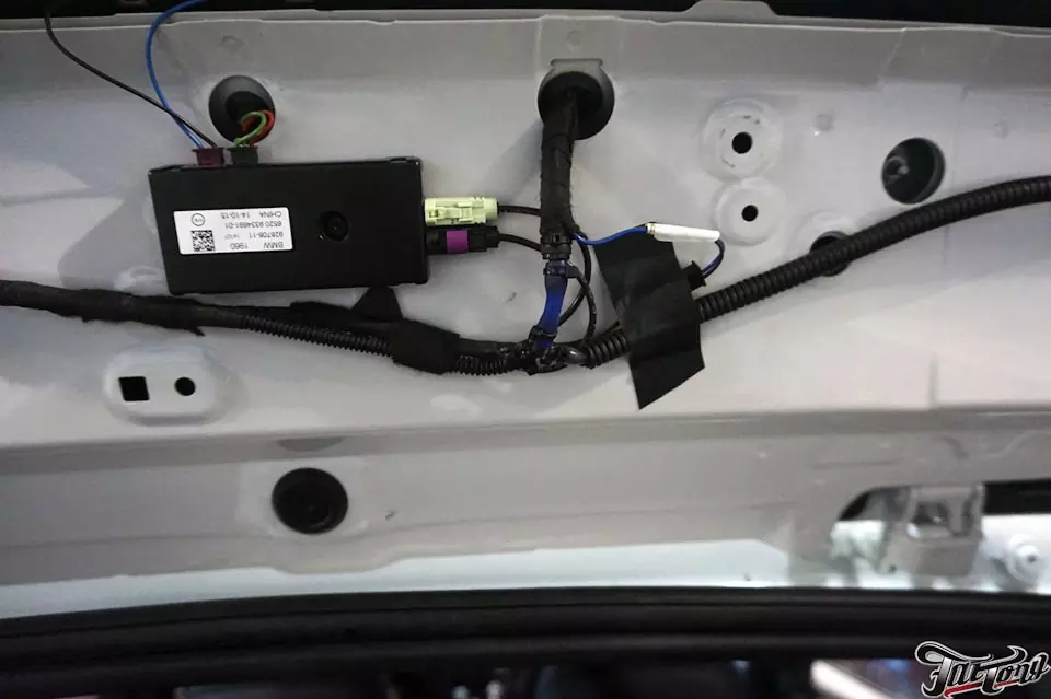BMW X5 (F15). Установка скрытого омывателя камеры заднего вида.