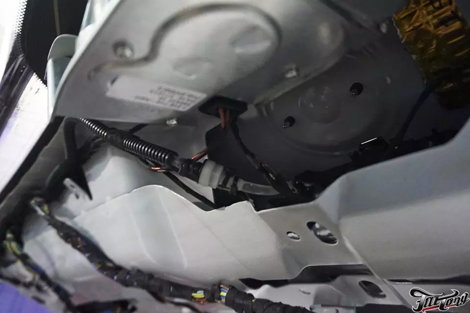 BMW X5 (F15). Установка скрытого омывателя камеры заднего вида.
