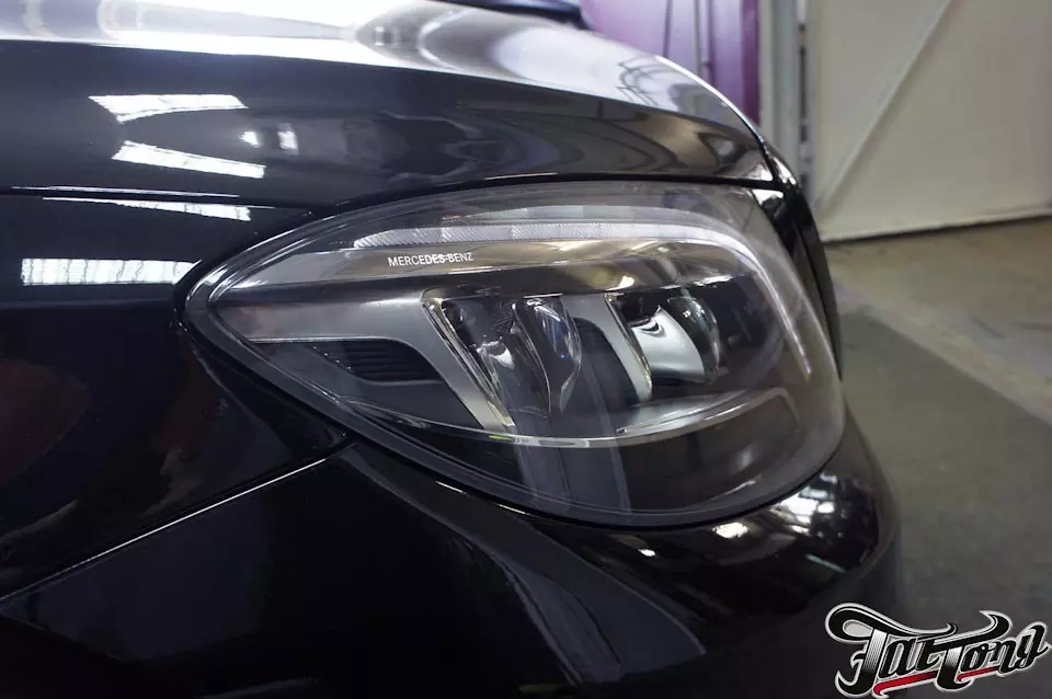 Mercedes S500 (w222). Окрас масок фар в черный глянец. Антихром решетки радиатора и оконных молдингов.