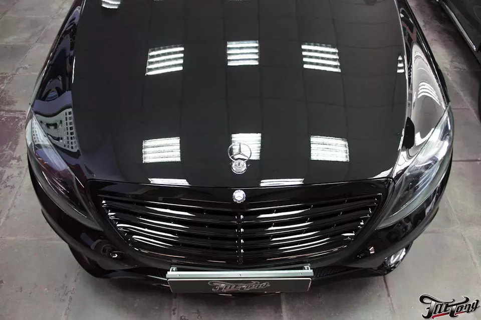 Mercedes S500 (w222). Окрас масок фар в черный глянец. Антихром решетки радиатора и оконных молдингов.