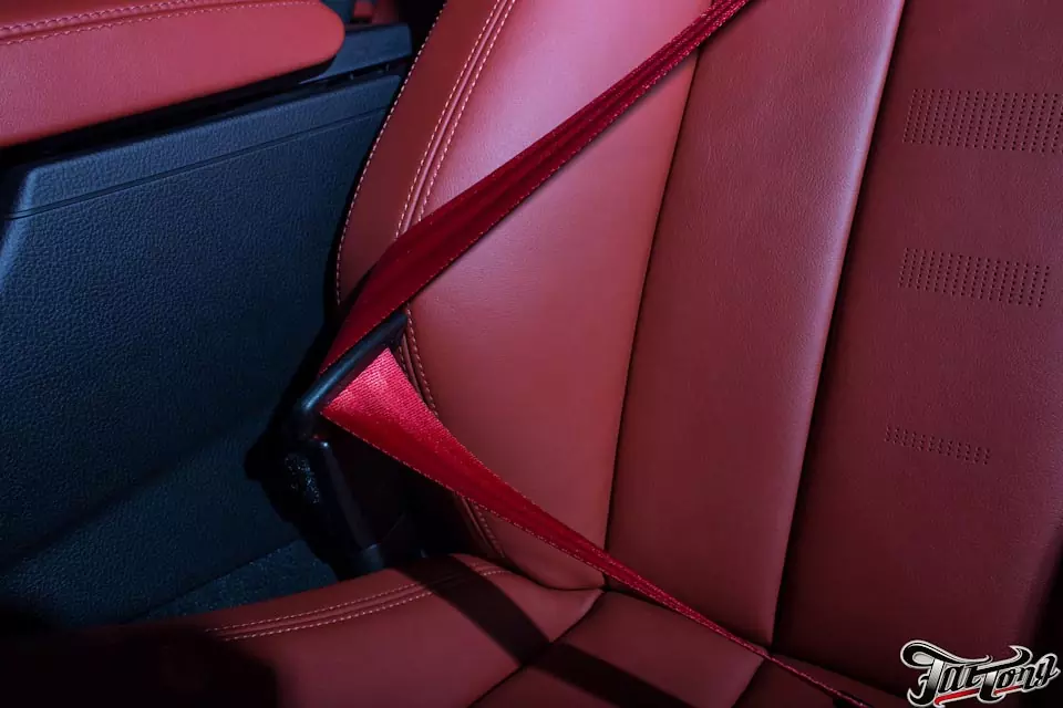 BMW M4. Замена черных ремней безопасности на красные.