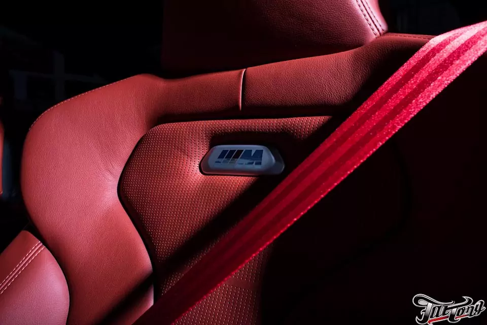 Красные ремни безопасности. Audi красные ремни. Черный салон красные ремни. Красные ремни безопасности на q7 4м.