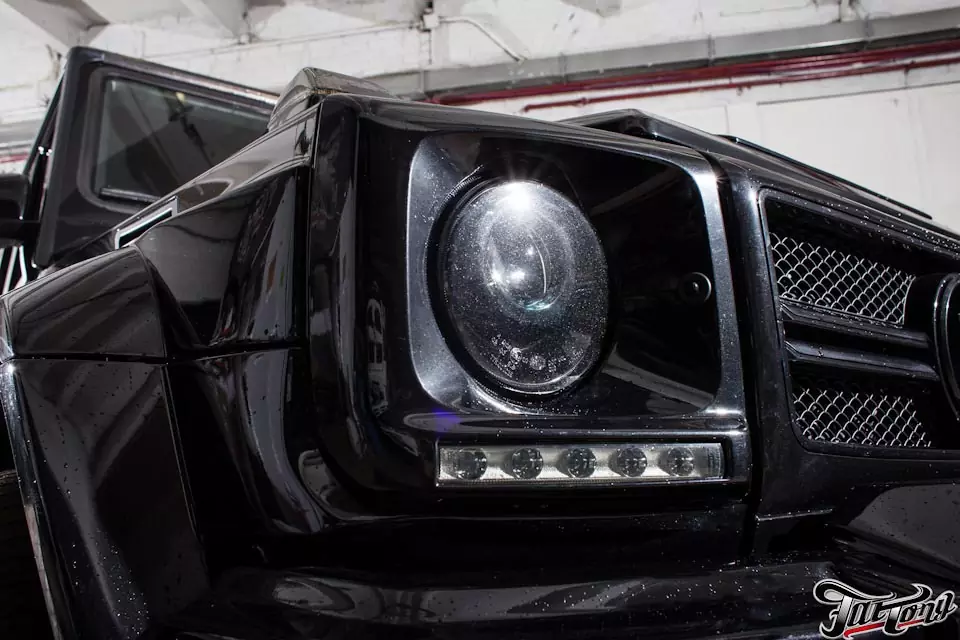 Mercedes G-class Brabus. Окрас масок фар в черный глянец.