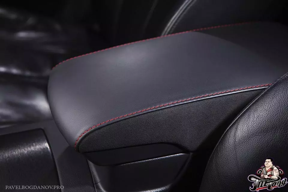 Toyota Camry. Полная перетяжка кузова в красный матовый хром и потолок в алькантару.