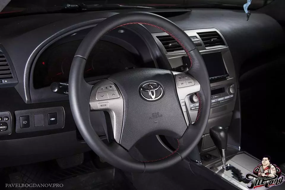 Toyota Camry. Полная перетяжка кузова в красный матовый хром и потолок в алькантару.