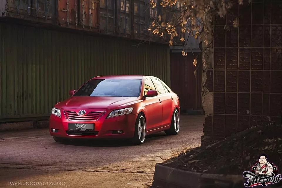 Toyota Camry. Полная перетяжка кузова в красный матовый хром и потолок в алькантару.