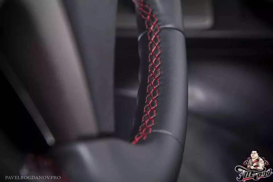 Toyota Camry. Полная перетяжка кузова в красный матовый хром и потолок в алькантару.