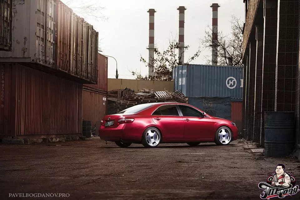Toyota Camry. Полная перетяжка кузова в красный матовый хром и потолок в алькантару.