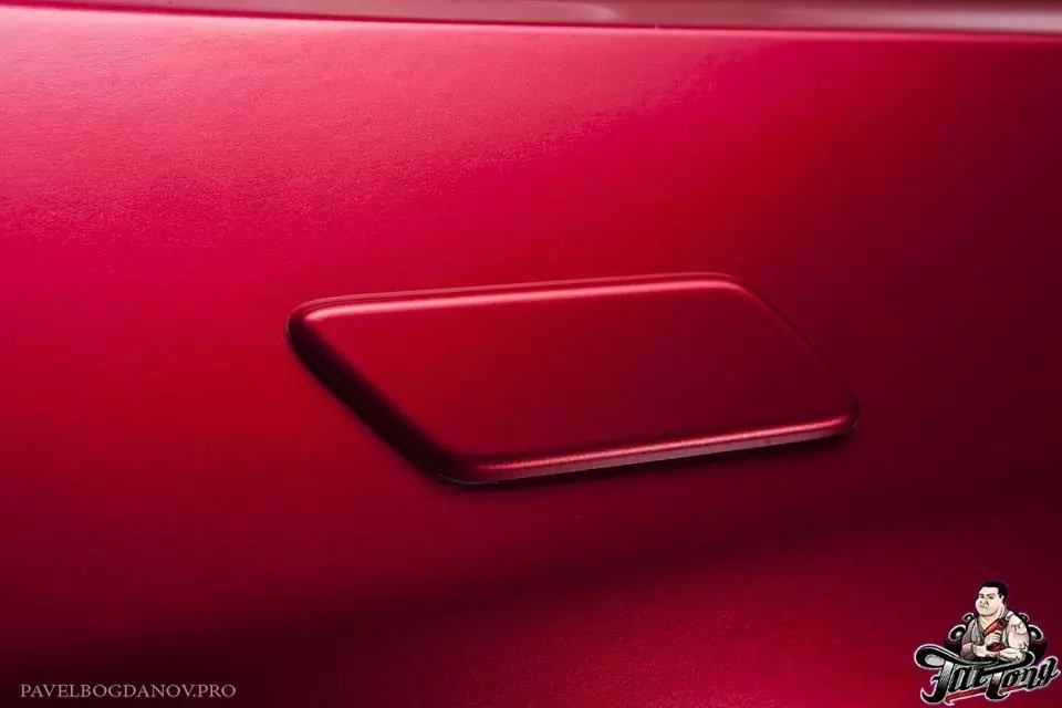 Toyota Camry. Полная перетяжка кузова в красный матовый хром и потолок в алькантару.