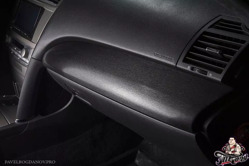 Toyota Camry. Полная перетяжка кузова в красный матовый хром и потолок в алькантару.
