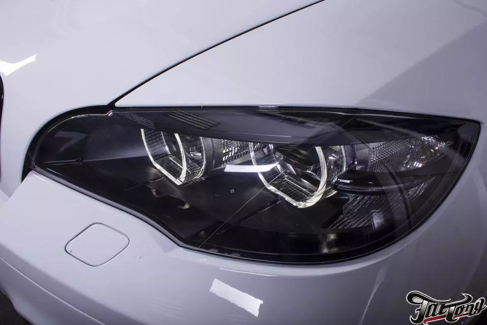 BMW X5M. Окрас масок фар (Led) в черный глянец.