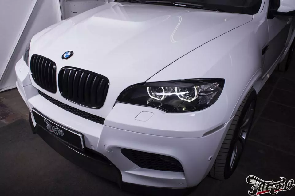 BMW X5M. Окрас масок фар (Led) в черный глянец.
