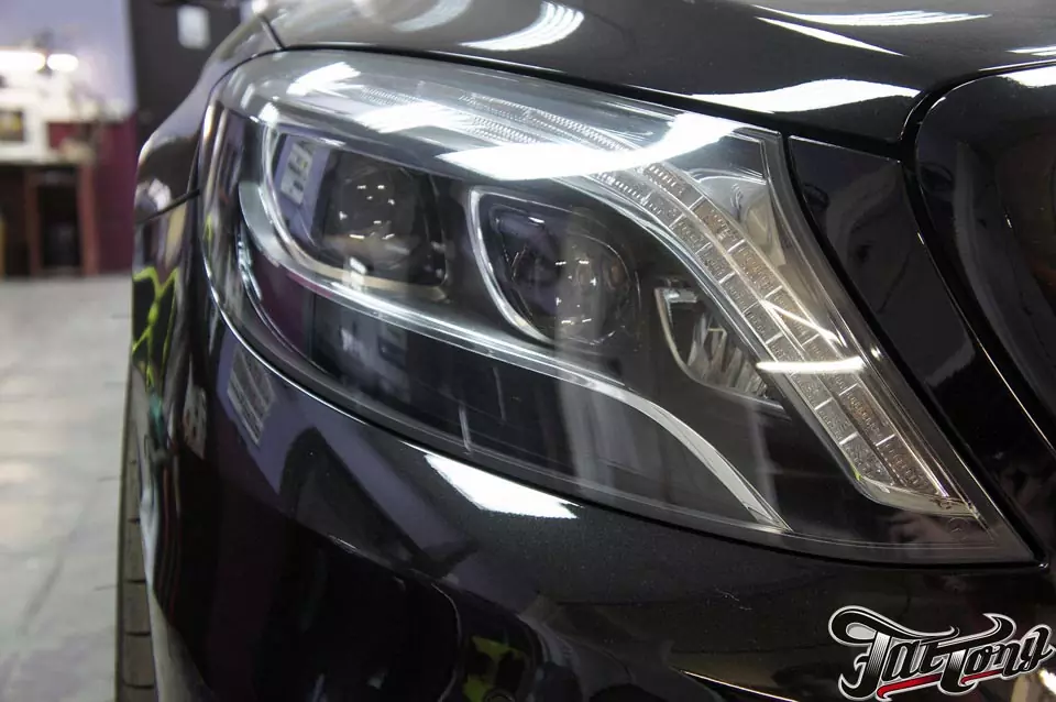 Mercedes S63 AMG (w222). Окрас масок фар в черный глянец. Окрас выхлопных насадок.