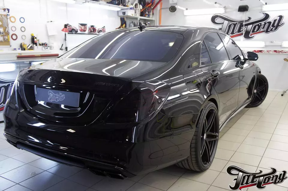 Mercedes S63 AMG (w222). Окрас масок фар в черный глянец. Окрас выхлопных насадок.