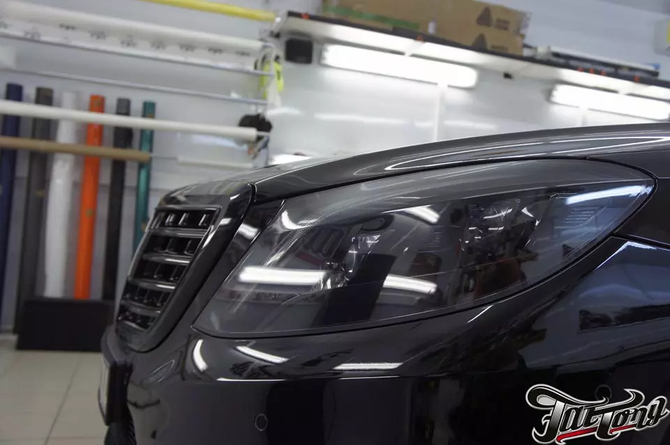 Mercedes S63 AMG (w222). Окрас масок фар в черный глянец. Окрас выхлопных насадок.