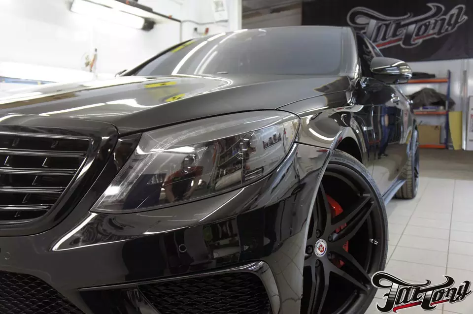 Mercedes S63 AMG (w222). Окрас масок фар в черный глянец. Окрас выхлопных насадок.