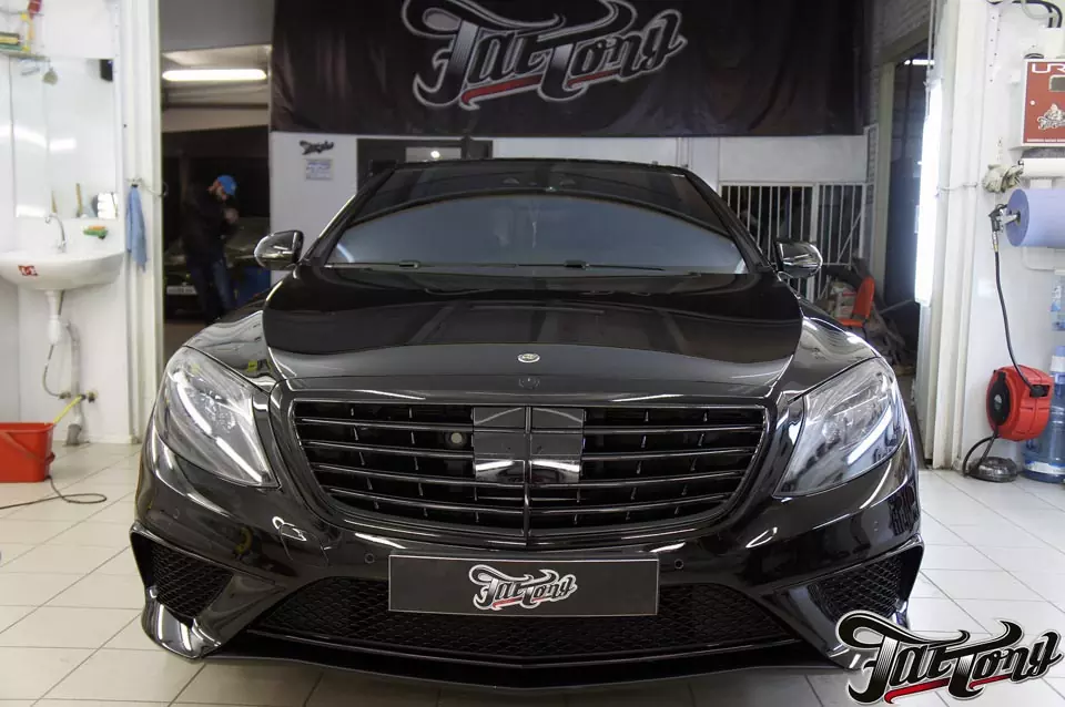 Mercedes S63 AMG (w222). Окрас масок фар в черный глянец. Окрас выхлопных насадок.