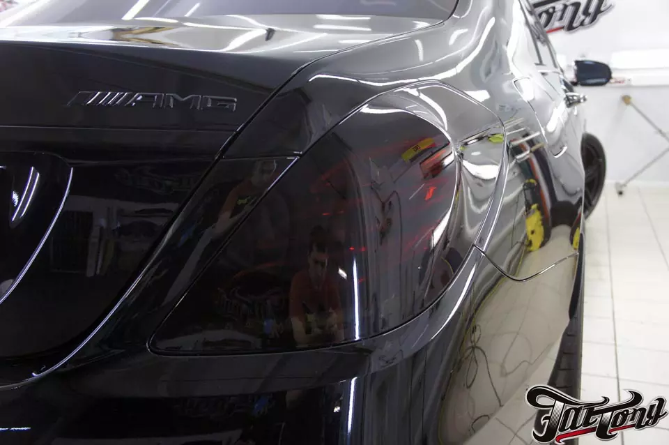 Mercedes S63 AMG (w222). Окрас масок фар в черный глянец. Окрас выхлопных насадок.