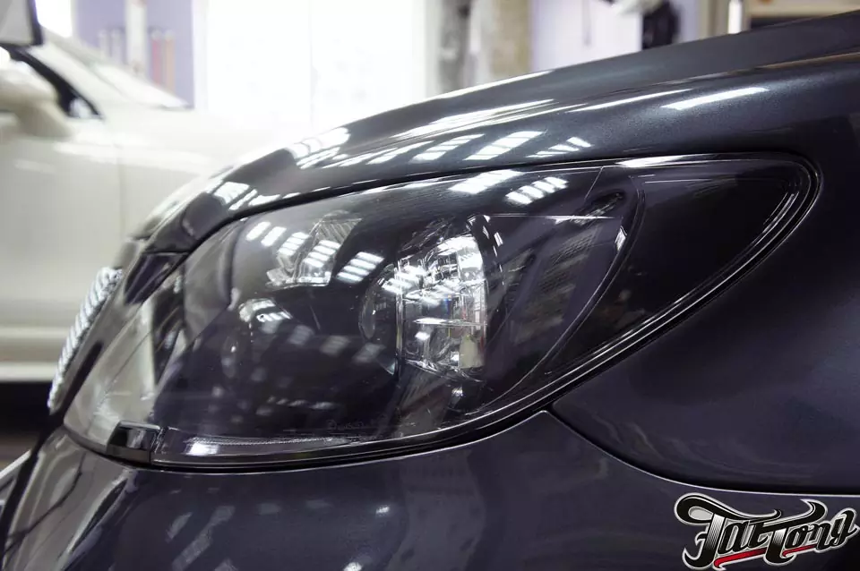 Lexus LS460 Wald. Окрас масок фар в черный глянец.