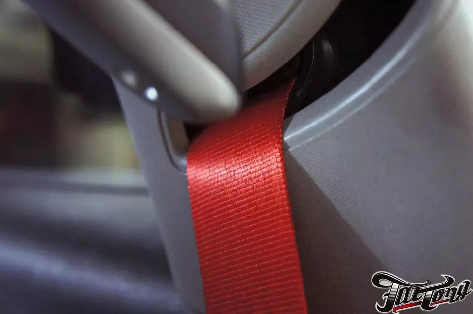 Opel Astra. Замена черных ремней безопасности на красные.