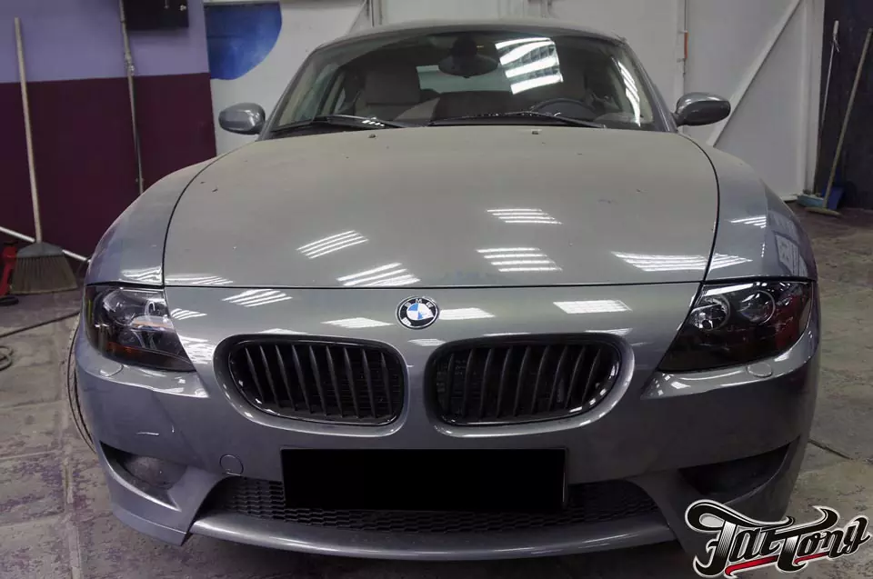 BMW Z4. Окрас масок фар в черный глянец и ремонт фар.