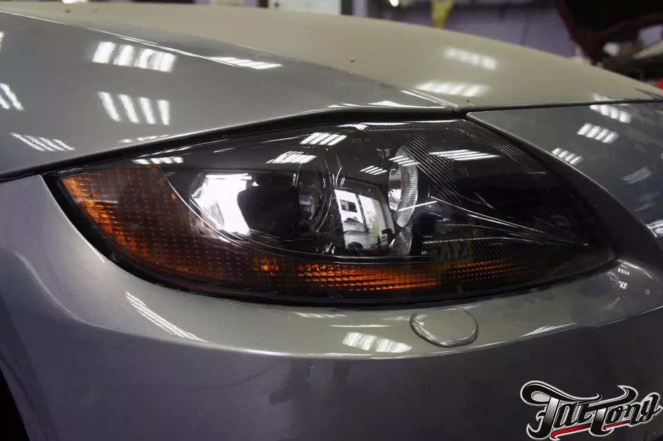 BMW Z4. Окрас масок фар в черный глянец и ремонт фар.